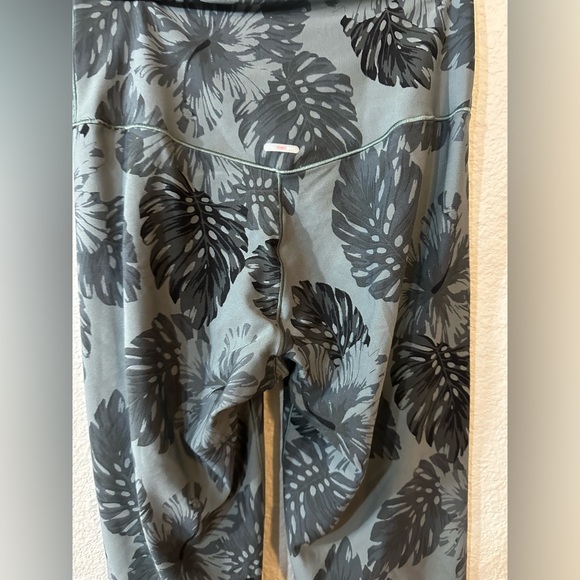 Aerie Chill Play Move Palm Tree Print Athletic Leggings - Picture 4 of 6